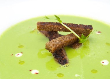 croutons bezelye çorbası