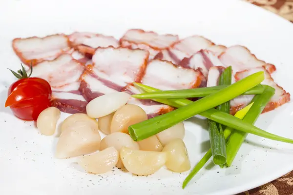 Ail mariné avec oignons et bacon — Photo