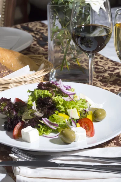 Beyaz arka planda Yunan salatası — Stok fotoğraf