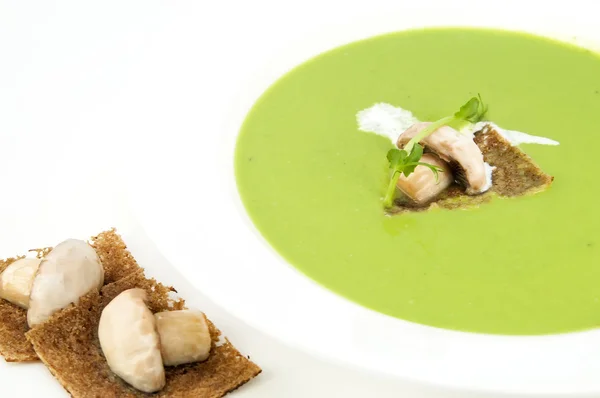 Sopa de ervilha em um prato branco — Fotografia de Stock
