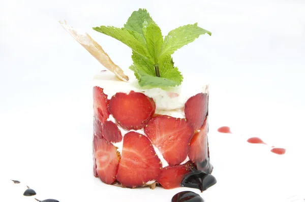 Сливочный клубничный десерт — стоковое фото