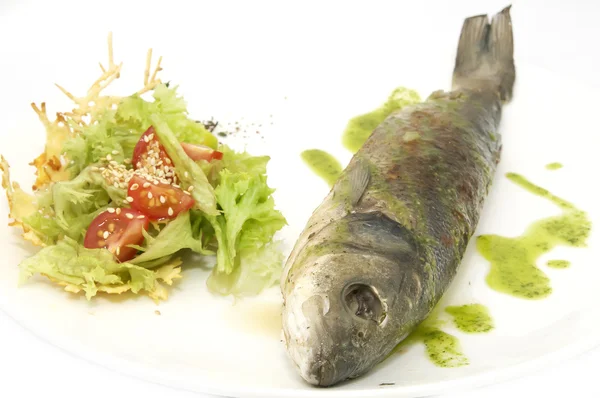 Peixe assado com legumes — Fotografia de Stock