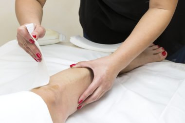 Güzellik salonunda bir kadın