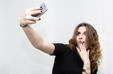 Kız kendini telefon yapıyor