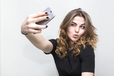 Kız kendini telefon yapıyor