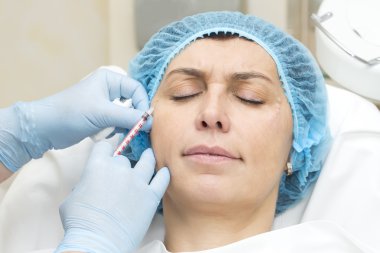 Enjeksiyon ile kozmetik tedavi 