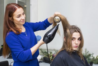 Güzellik salonunda bir kadın