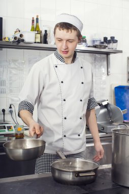 Şef yemek hazırlar