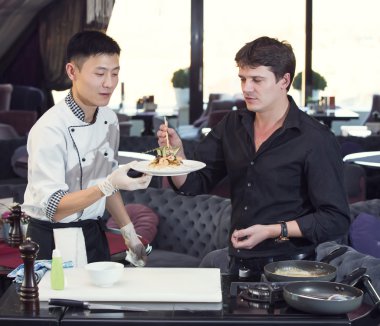 Japon Şef yemek hazırlama