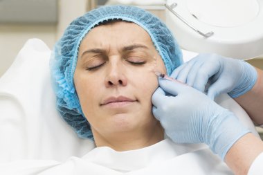 Enjeksiyon ile kozmetik tedavi