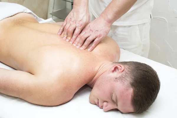 Homem fazendo massagem — Fotografia de Stock