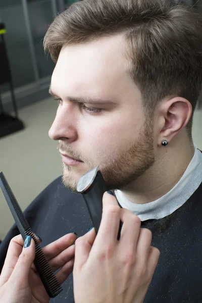 Female Hairdresser Cutting Clients Hair Salon — Stock Photo, Image