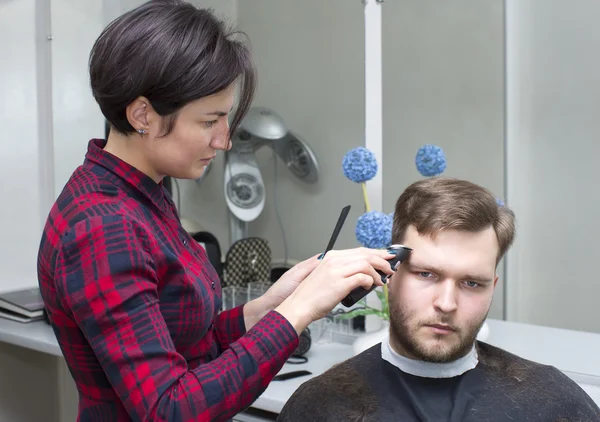 Peluquería Femenina Que Corta Cabello Los Clientes Salón —  Fotos de Stock