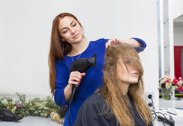 Mujer en un salón de belleza — Foto de Stock