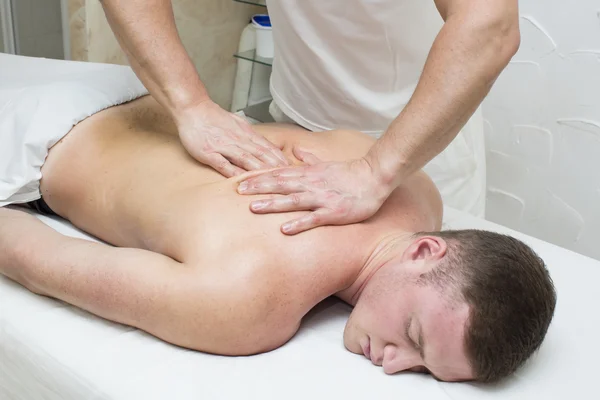 Mann macht Massage — Stockfoto