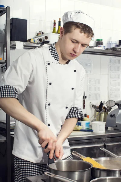 Chef-kok bereidt een maaltijd — Stockfoto