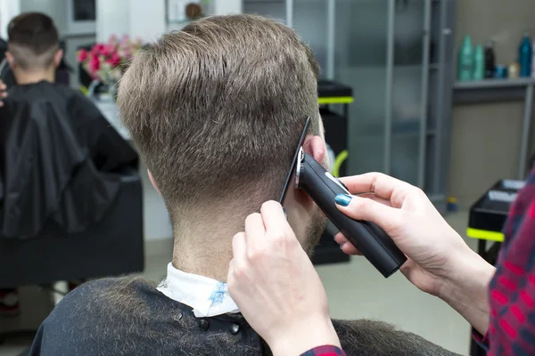 Young man at the hairdresser — Stock Photo, Image