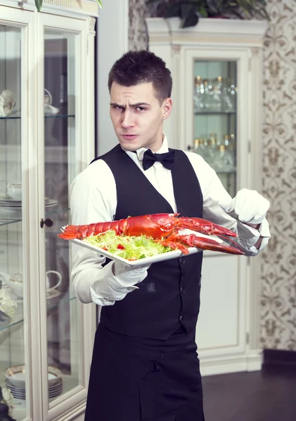 Kellner mit einem Tablett voller Essen — Stockfoto