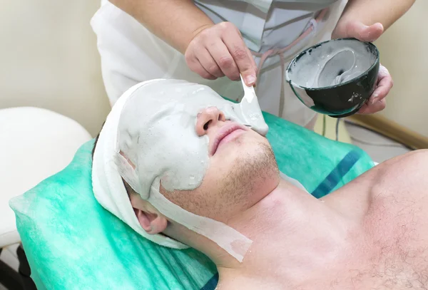 Ο άνθρωπος στη μάσκα καλλυντικά διαδικασία — Φωτογραφία Αρχείου