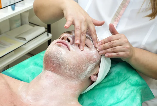 Człowiek w kosmetycznych procedury maskę — Zdjęcie stockowe