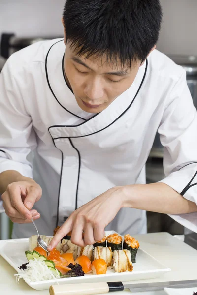 Chef japonés preparando una comida — Foto de Stock