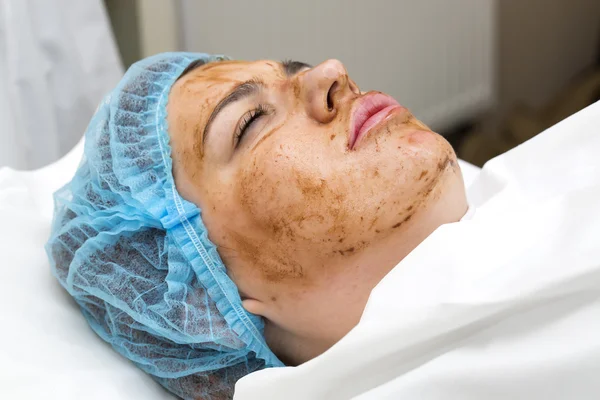 Mulher passa máscara de tratamento — Fotografia de Stock