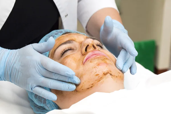 Vrouw passeert behandeling masker — Stockfoto