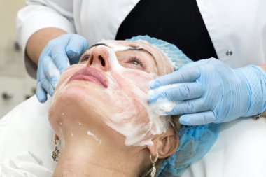 Enjeksiyon ile kozmetik tedavi