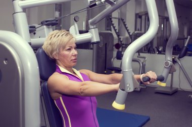 spor salonunda kadın