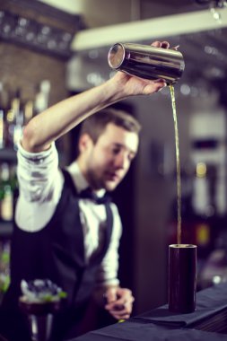 bir barmen olarak çalışan genç adam