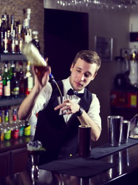 bir barmen olarak çalışan genç adam