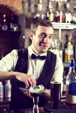bir barmen olarak çalışan genç adam
