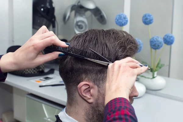 Young man at the hairdresser — Stock Photo, Image