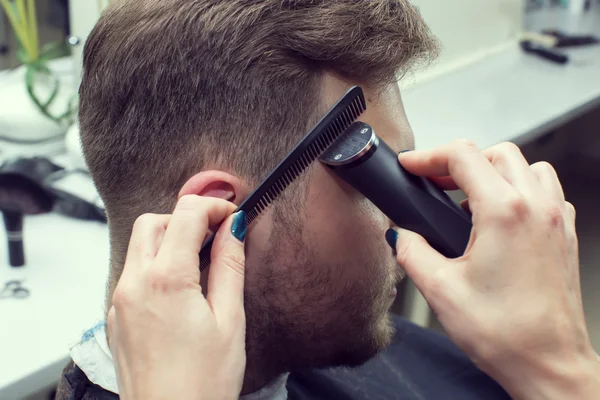 Young man at the hairdresser — Stock Photo, Image