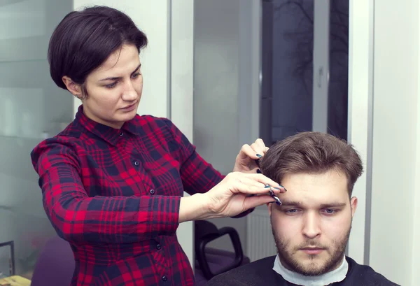 Jonge man bij de kapper — Stockfoto