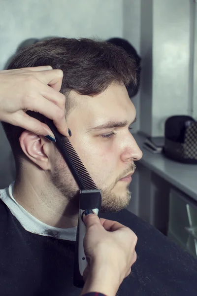 Young man at the hairdresser — Stock Photo, Image