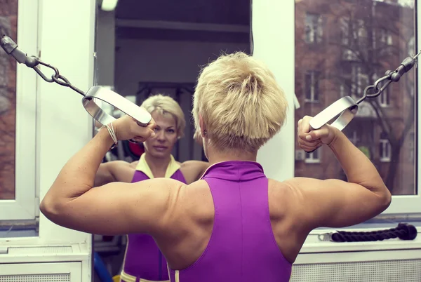 Vrouw in gym — Stockfoto