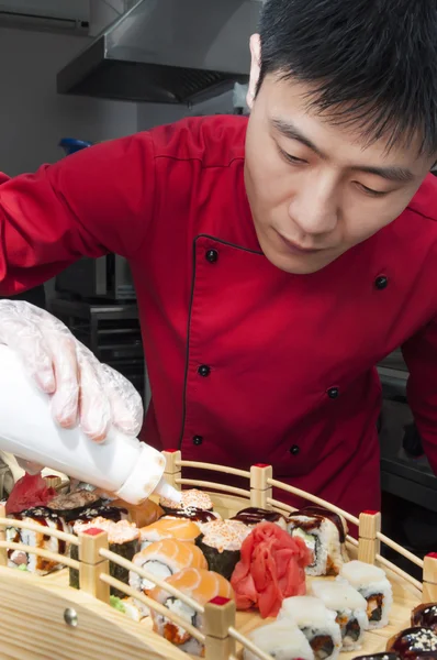 Japanse chef-kok een maaltijd bereiden — Stockfoto