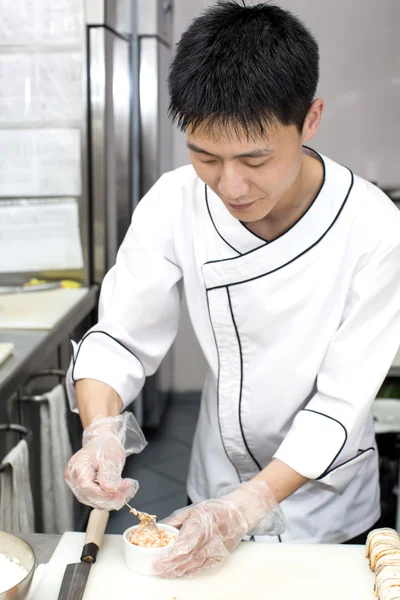 Japanse chef-kok een maaltijd bereiden — Stockfoto