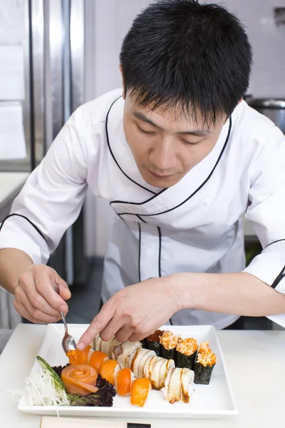 Japanse chef-kok een maaltijd bereiden — Stockfoto