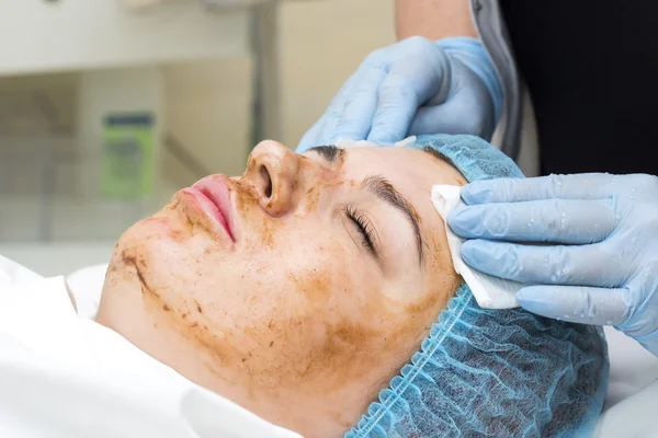 Mulher passa tratamento máscara facial — Fotografia de Stock