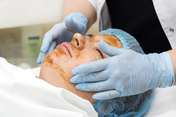 Mulher passa tratamento máscara facial — Fotografia de Stock