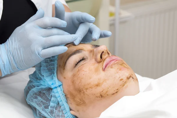 Mulher passa tratamento máscara facial — Fotografia de Stock