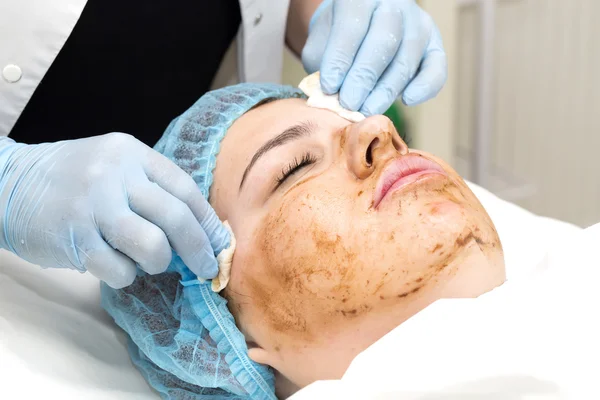 Kvinde passerer behandling maske ansigt - Stock-foto