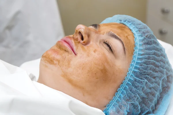Mulher passa tratamento máscara facial — Fotografia de Stock