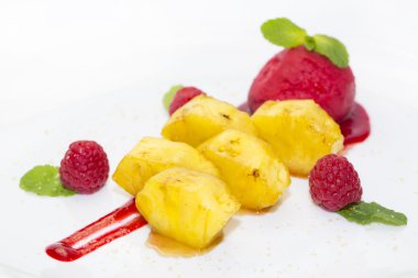 karamel ile ızgara ananas