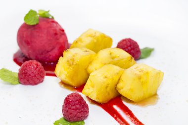 karamel ile ızgara ananas