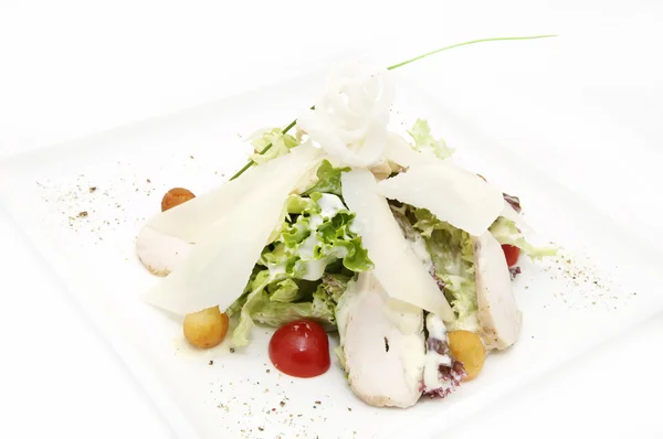 Salade César sur une assiette blanche — Photo