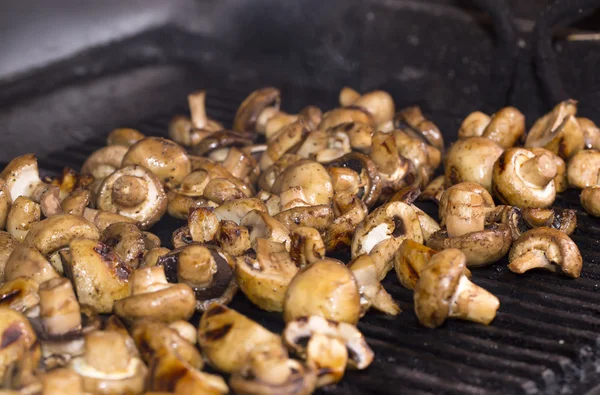 Pilze grillen in der Küche — Stockfoto