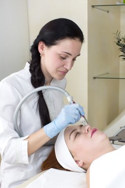 Klinikte sürecinde kadındır 